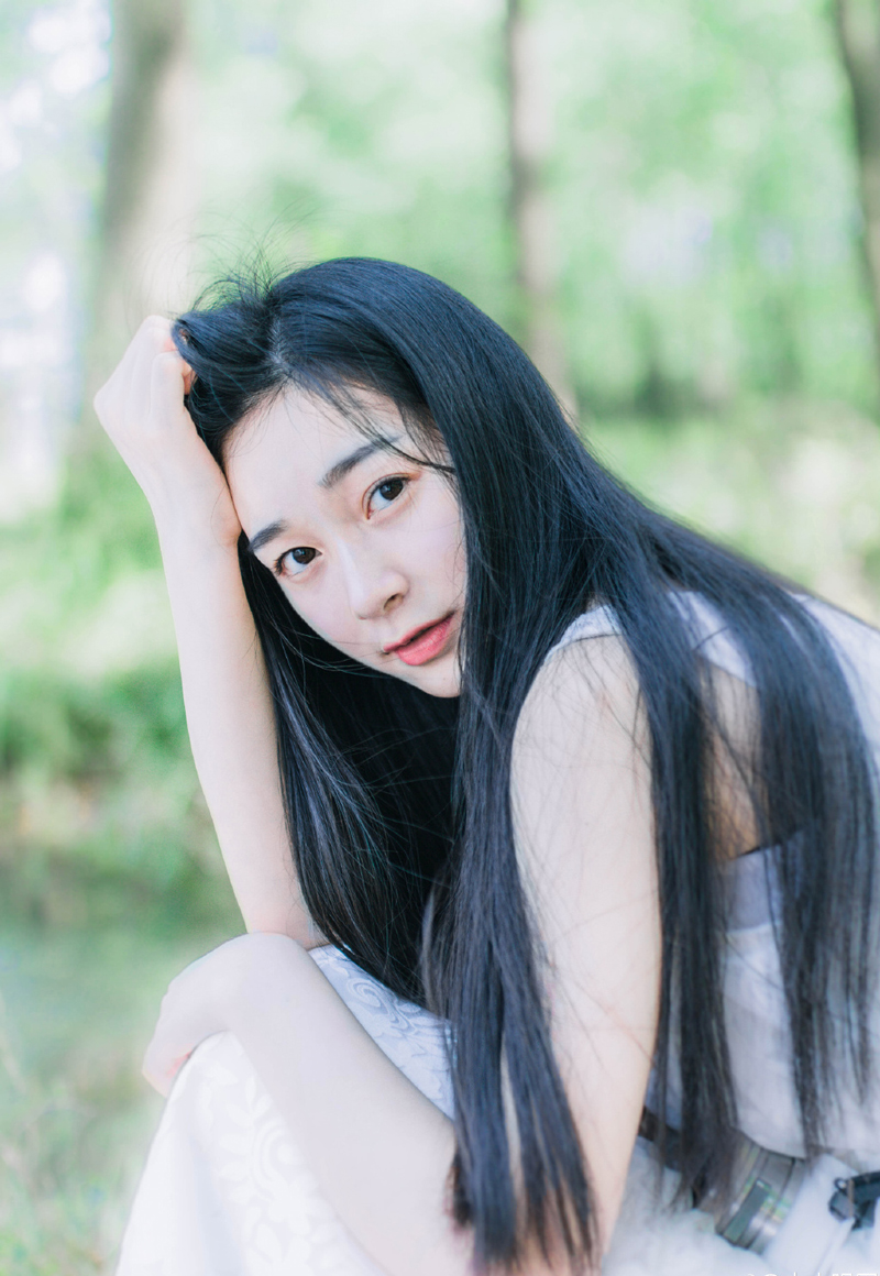 一众世家看着默然收回弓弩的骠骑卫，心底一股寒气直往上冒，原以为至少也要纠缠两下，谁想对方根本不给说话的机会，直接出手就是杀人，不留丝毫情面，原本蠢蠢欲动的世家、家丁仆役们看着这帮人，一时间没有一个人再敢擅动，生怕这些杀人不眨眼的骠骑卫只因为自己一个异动就将自己射杀。